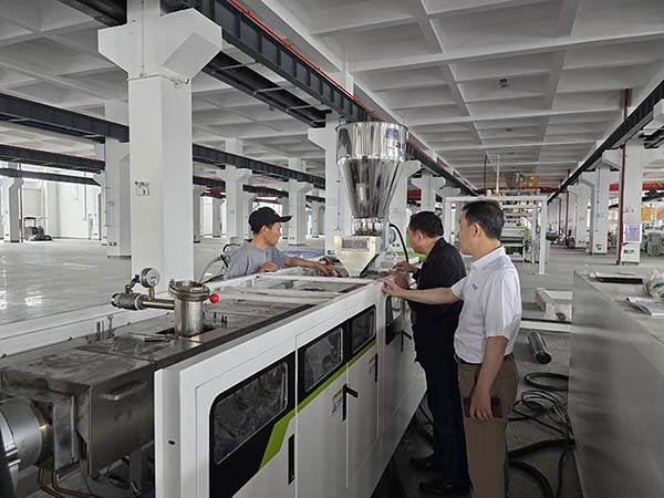 瞿院士指导一步法中空板生产线技术