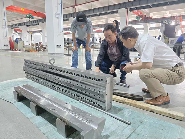 瞿院士参观模具生产加工车间 瞿院士参观模具生产加工车间