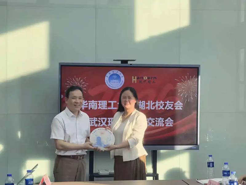 校友会向詹智勇先生赠送礼品