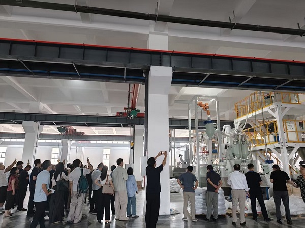 来访嘉宾观察一步法中空板生产线运行现场 来访嘉宾观察一步法中空板生产线运行现场